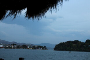 湖畔风光 远山近水景色美