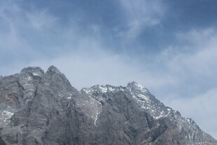 巍峨雪山映蓝天