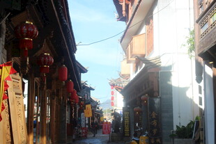 古巷红灯笼装点的静谧街景