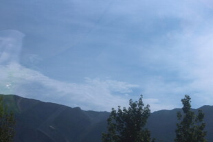 山间蓝天绿树美景