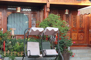 复古门前的精致双人座椅