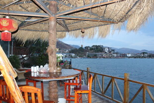 海边露台休闲桌椅景观