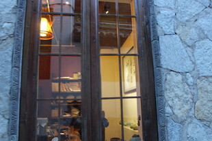 石墙旁的温馨室内景象