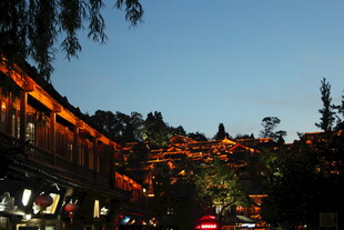 古街夜景 灯火映照古建筑