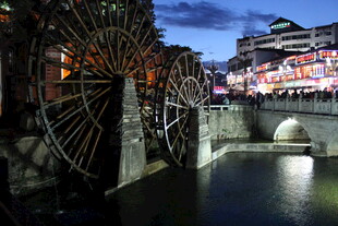 夜幕下的古老水车景观