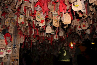 满墙心愿牌 承载美好期许