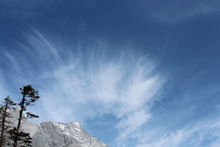 蓝天雪山旁的飘逸云彩
