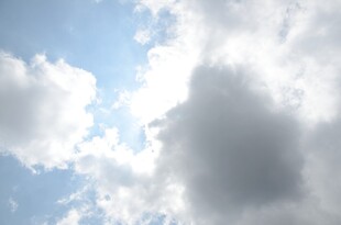 蓝天白云间的云朵景致