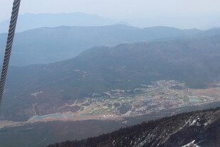 高空俯瞰山峦与城镇景观