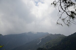山间云雾缭绕的壮美景色