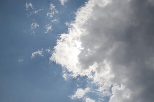 蓝天中的蓬松白云