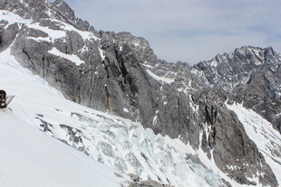 攀登雪山的探险者