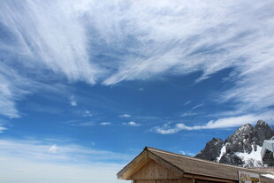 山间木屋与蓝天白云美景