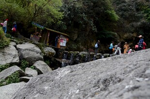 山间溪流旁的徒步人群