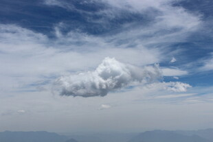 蓝天中的蓬松白云