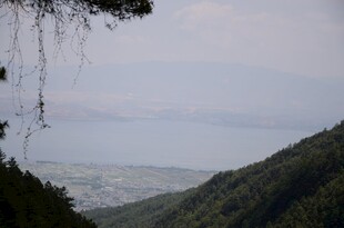 山间远眺朦胧景致