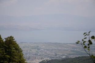 山巅远眺城市与朦胧远景