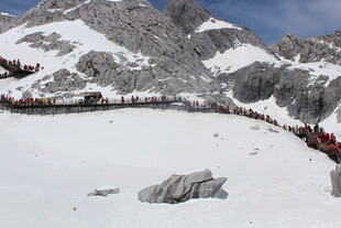 雪山栈道上的壮丽风景