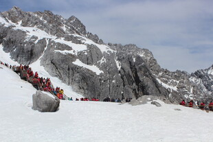 雪山徒步队伍壮观景象