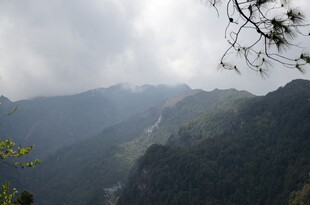 山间云雾缭绕的壮美风景