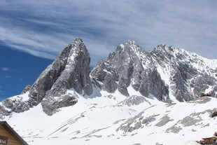 巍峨雪山壮丽景致