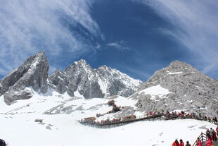 雪山美景下的游客队伍