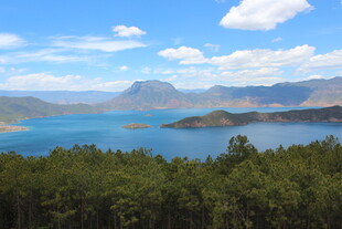 湖畔青山蓝天美景如画