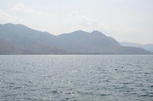 宁静湖景与远处山峦