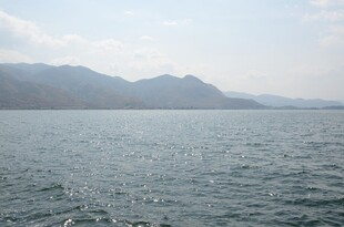 宁静湖面与远处山峦