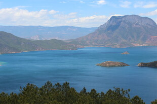 美丽湖景与远山风光