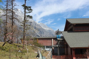 山间小屋与壮丽自然景观