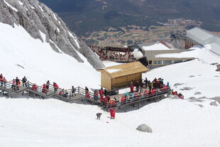 雪山景点处的热闹人群
