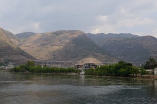 山水相依的宁静湖景