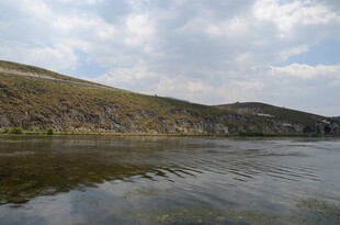 宁静河畔的山峦风光