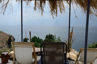 海边遮阳伞下的休闲桌椅