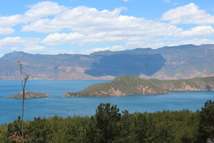 美丽湖景与远山相映成趣