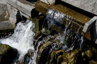 山间流水潺潺的灵动景致