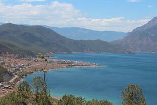 美丽湖畔城镇风光