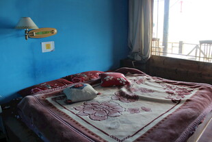 蓝色房间内杂乱的床铺