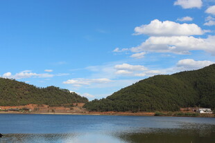 湖畔青山蓝天美景如画