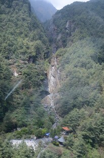 山间瀑布下的静谧景致