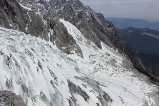 巍峨雪山壮丽景致