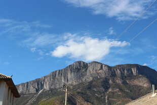 巍峨山峦与蓝天白云