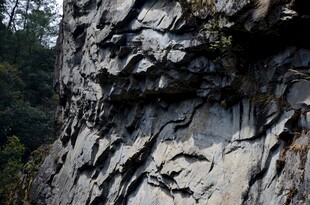 陡峭嶙峋的壮观岩石