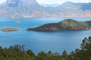 美丽湖景与远山