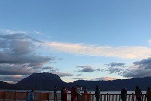 黄昏下的山峦与天边云彩