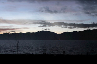 黄昏下的山峦与天际