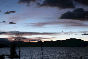 黄昏湖畔的美丽天空景色