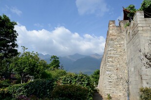 古老城墙与葱郁自然景致