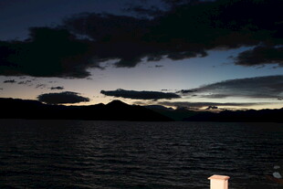 夜幕下的宁静湖面